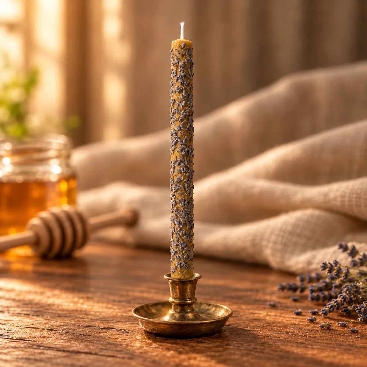 Vela de miel con Lavanda SOULIGHT sin encender, vista principal en ambiente cálido