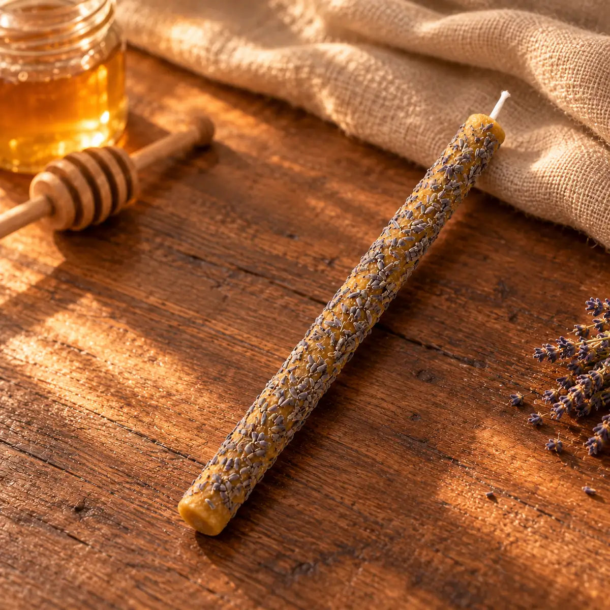 Vela de miel con Lavanda SOULIGHT sin encender, detalle de la textura en ambiente cálido