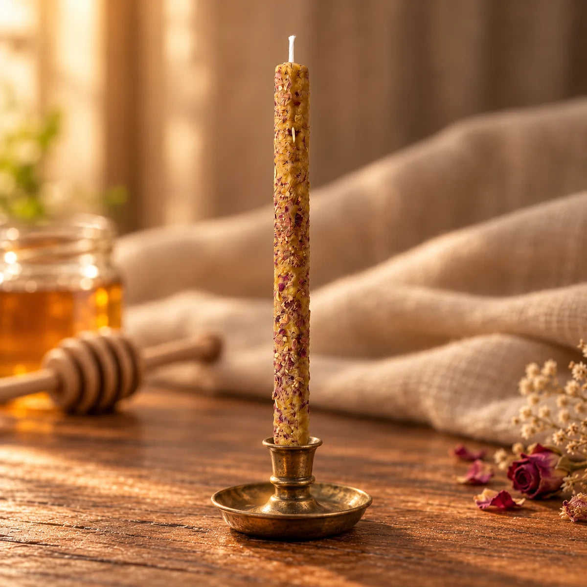 Vela de miel con Rosa SOULIGHT sin encender, vista principal en ambiente cálido