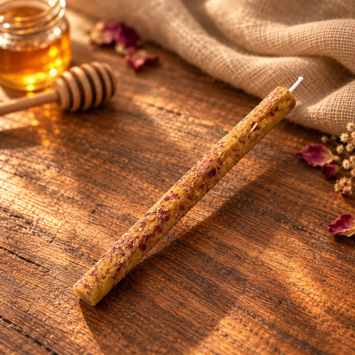 Vela de miel con Rosa SOULIGHT sin encender, detalle de la textura en ambiente cálido