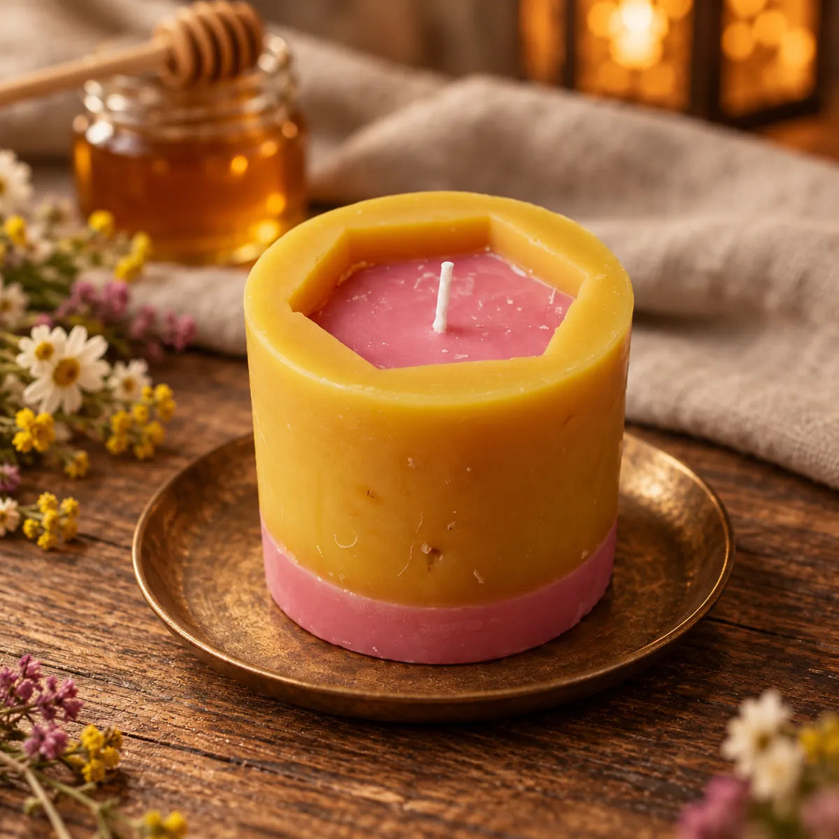 Vela de miel de milflores VA, 7 × 8 cm – detalle de la cera y la base rosa