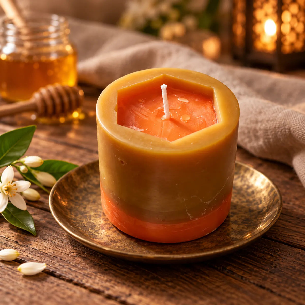 Vela de miel de azahar VA, 7 × 8 cm – detalle de la cera y la base naranja