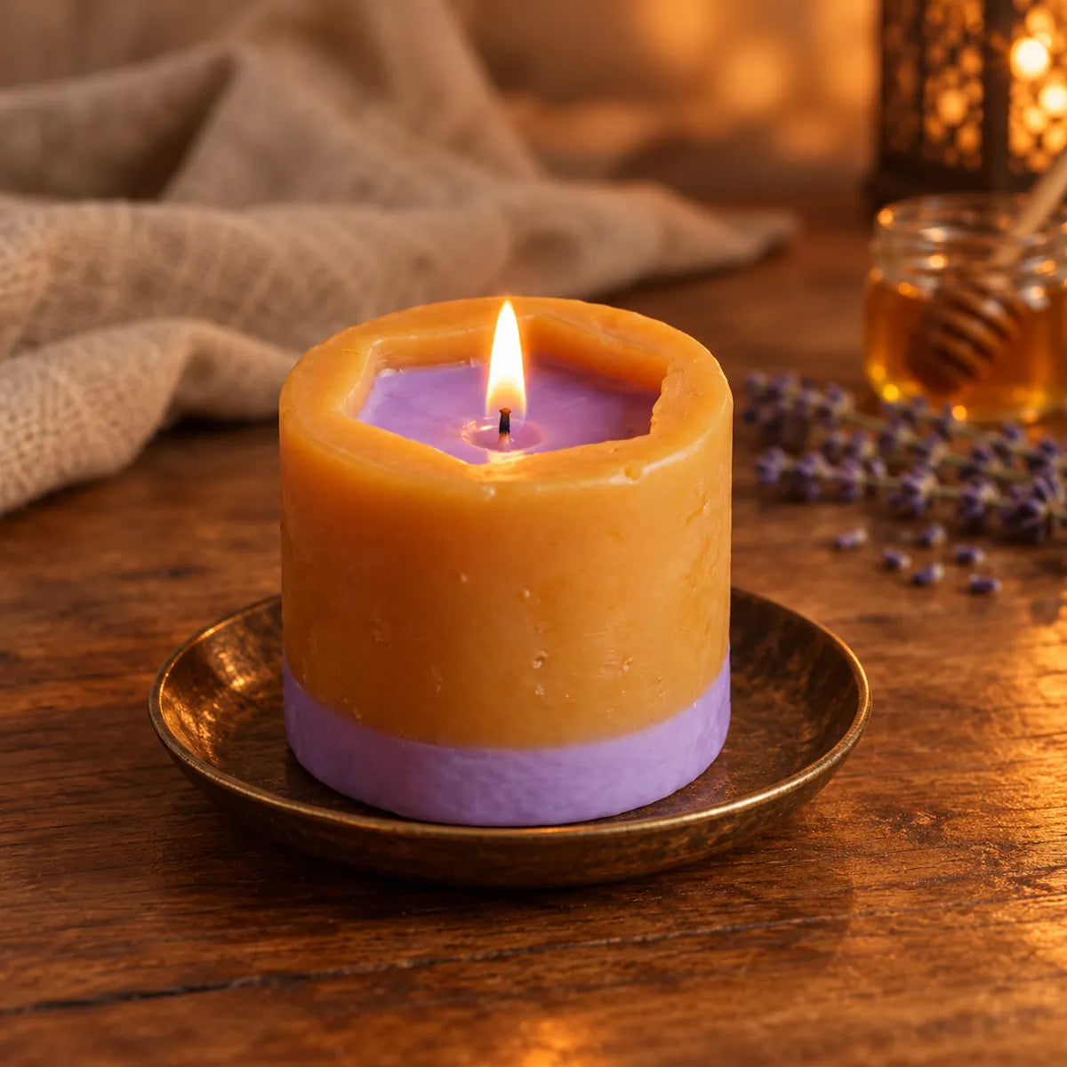 Vela de miel de lavanda VA, 7 × 8 cm – encendida y sin envoltorio sobre un plato