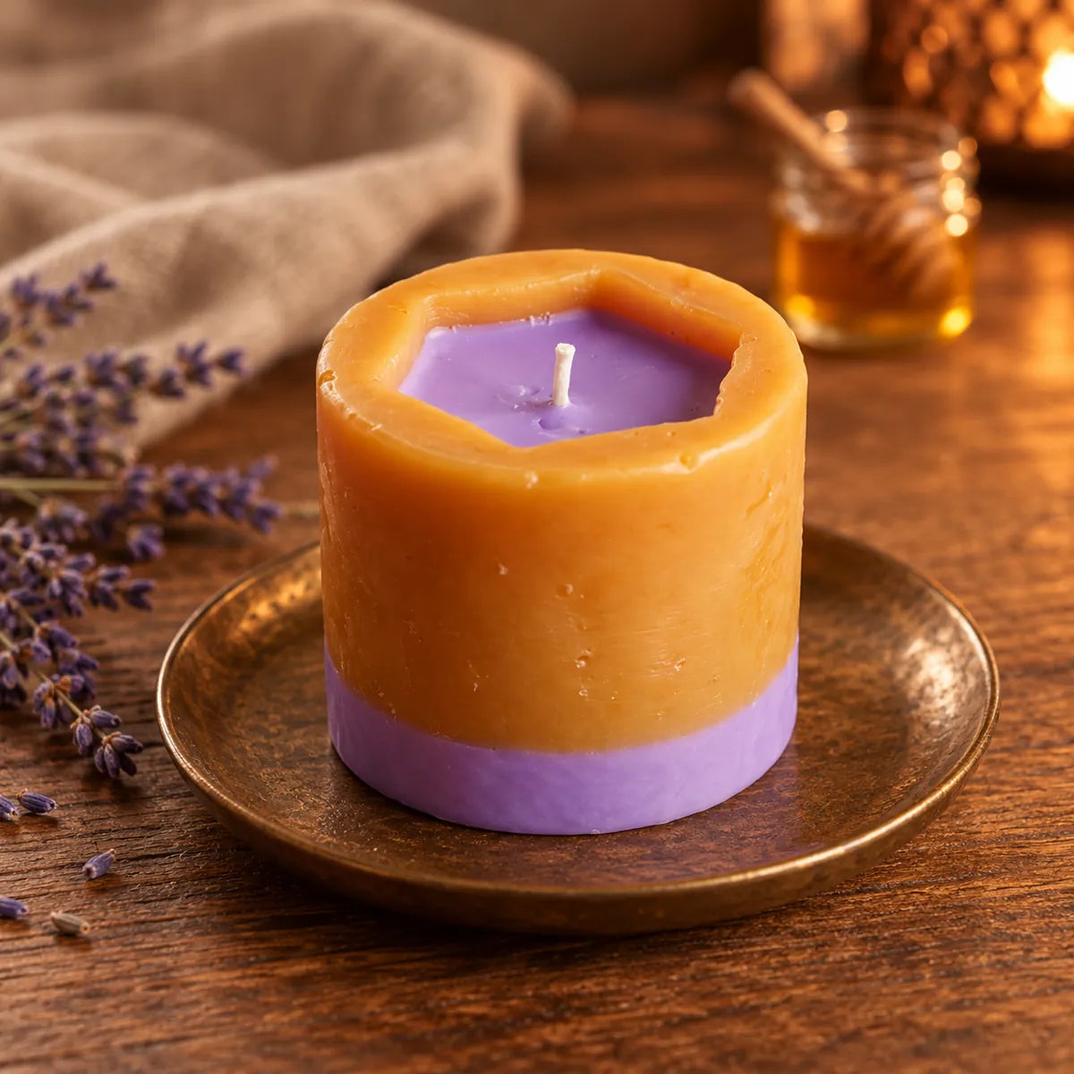 Vela de miel de lavanda VA, 7 × 8 cm – detalle de la cera y la base violeta