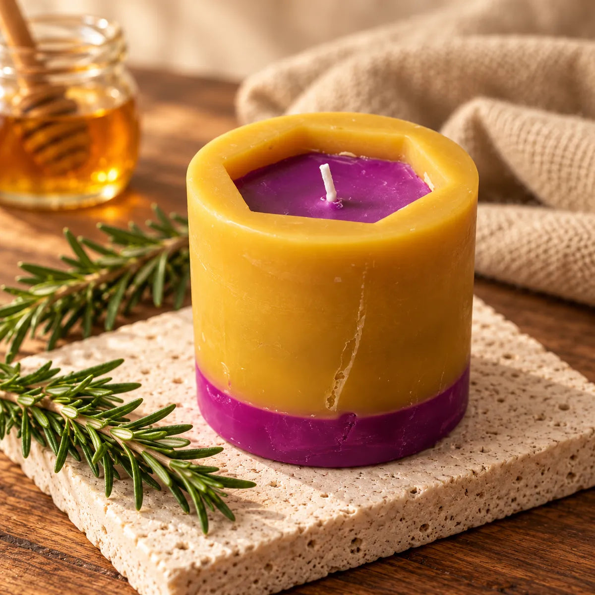 Vela de miel de romero VA – detalle de la cera color miel y violeta