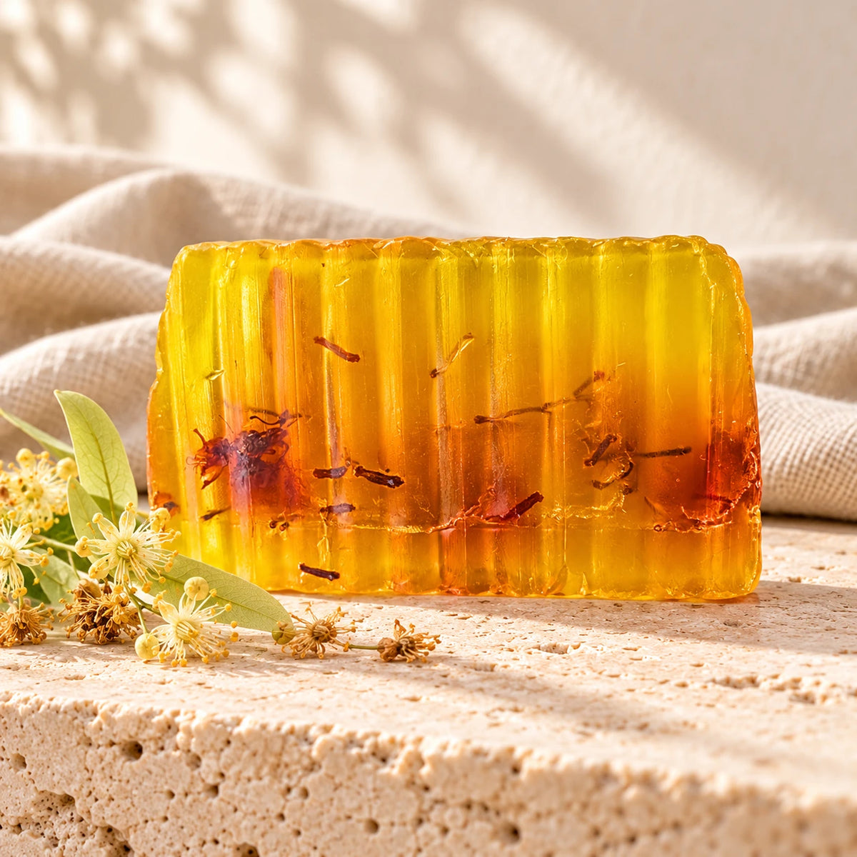 Jabón de glicerina con flor de tilo sin etiqueta de color dorado translúcido