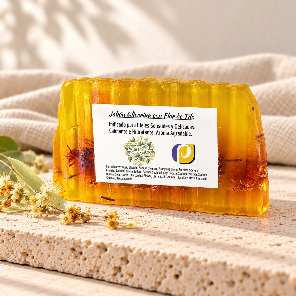 Jabón de glicerina con flor de tilo con etiqueta y flores de tilo