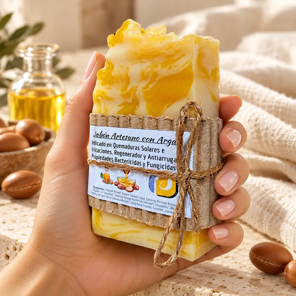 Jabón artesanal con aceite de argán sostenido en una mano