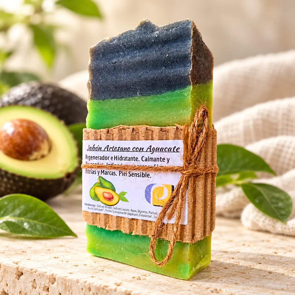 Jabón artesanal de aguacate con su envoltorio