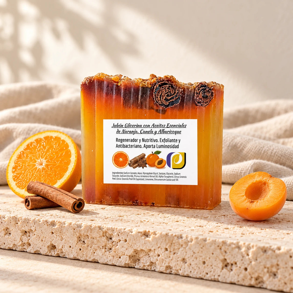 Jabón de naranja, canela y albaricoque con etiqueta en una composición con sus ingredientes